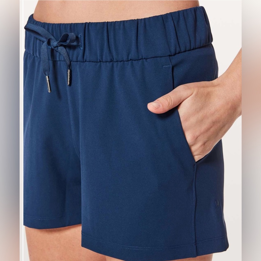 Lululemon On The Fly Short *2.5" Onyx Blue Size: 8